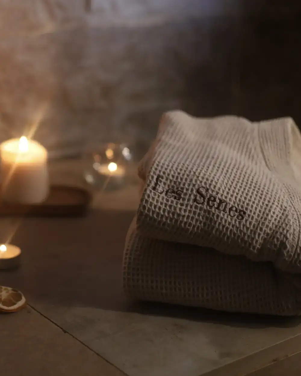 رداء لي سنس وشموع في غرفة الاسترخاء